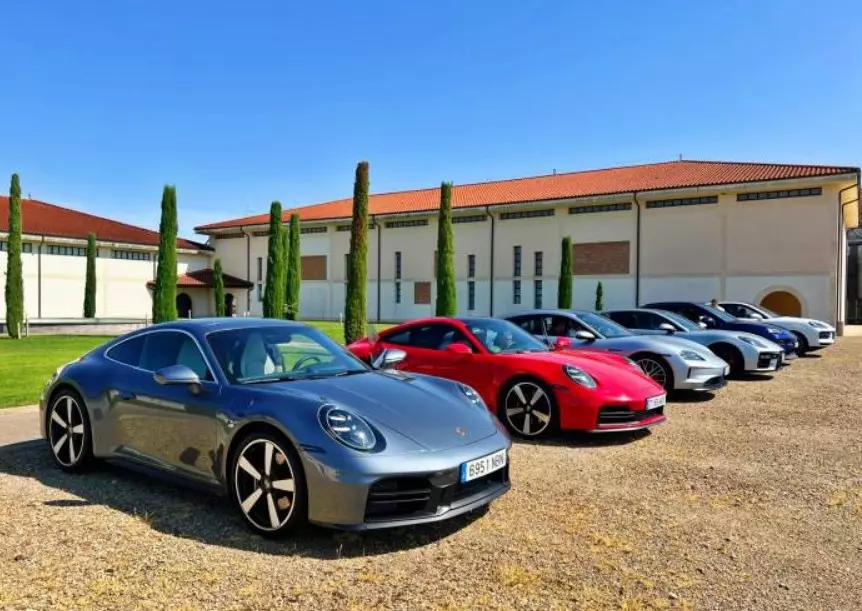 На винодельне Marqués del Atrio представили новую линейку автомобилей Porsche