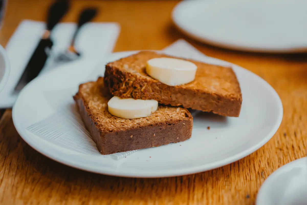 Хлеб с маслом. Эксперт Костюченко ответила, какой бутерброд полезнее