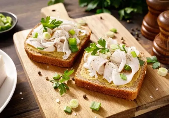 Эксперт Парахина рассказала, зачем в холод есть хлеб с салом