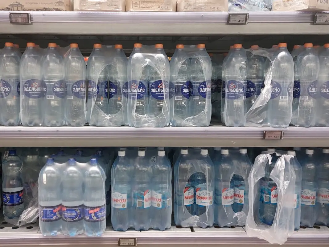 В России резко сократились продажи воды в бутылках: куда уходит потребитель