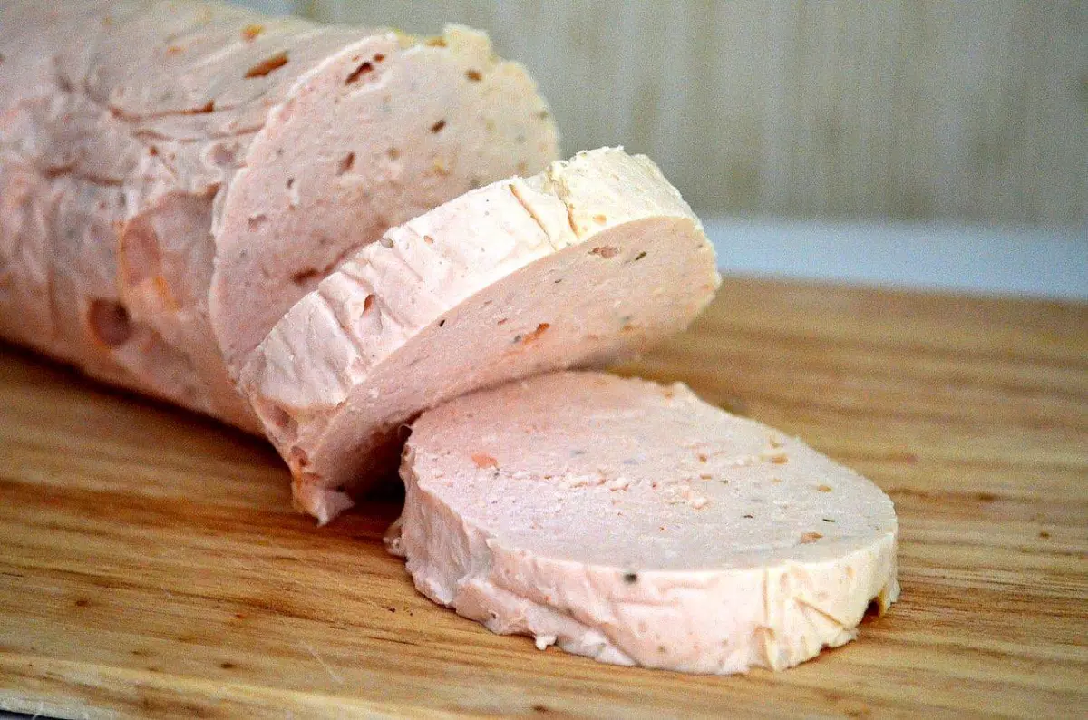 Вареная колбаса из мяса птицы