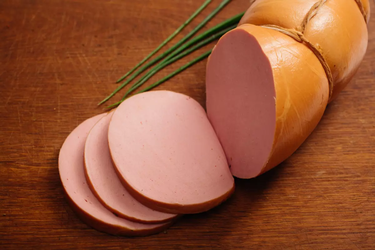 Вареное колбасное изделие